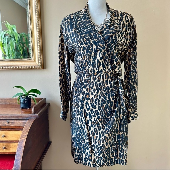 Saks Fifth Avenue Vintage Leopard Print Silk Long Sleeve Wrap Dress Mini Size 8 - Picture 1 of 10